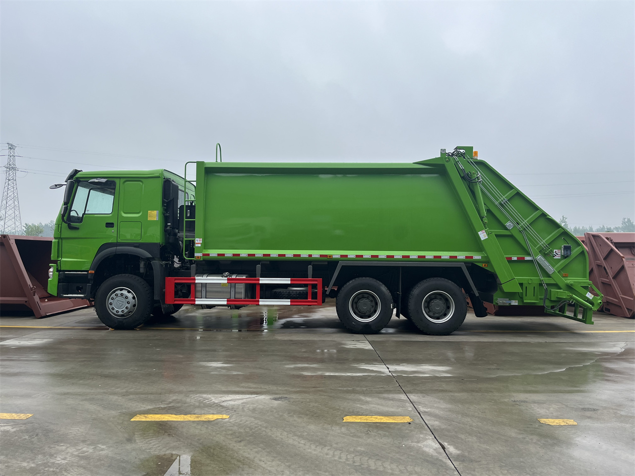 What are the main functions of the compressed garbage truck?
