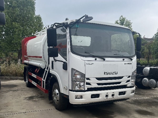 8000L ISUZU fuel refueling tank truck