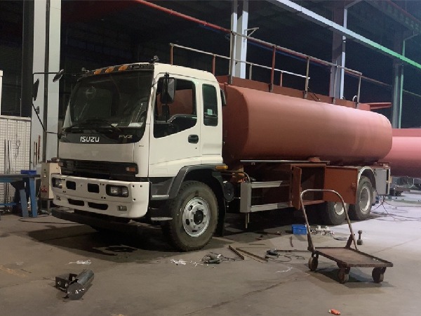 20000L ISUZU Fuel Tank Truck Workshop Production Site View