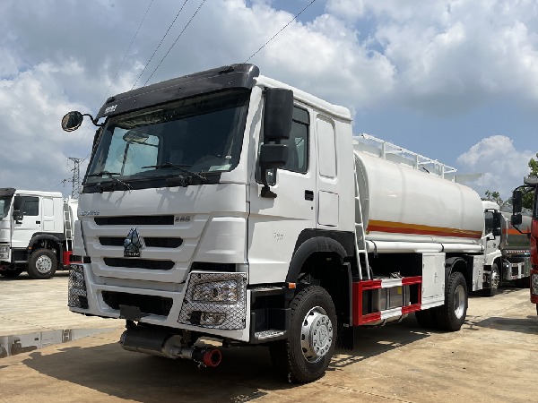 15000L SINOTRUK HOWO fuel tank truck