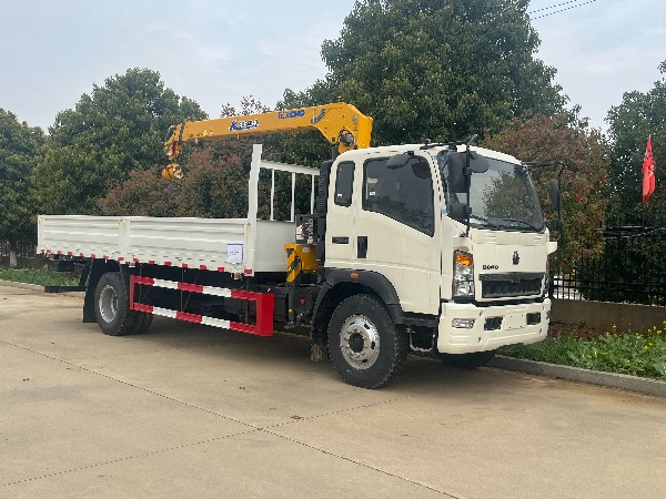 HOWO Truck Mounted Crane