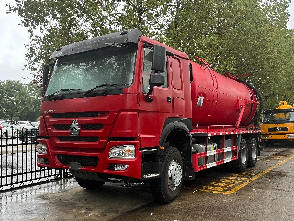 6x4 HOWO  Vacuum Sewage Suction Truck Sanitation Truck